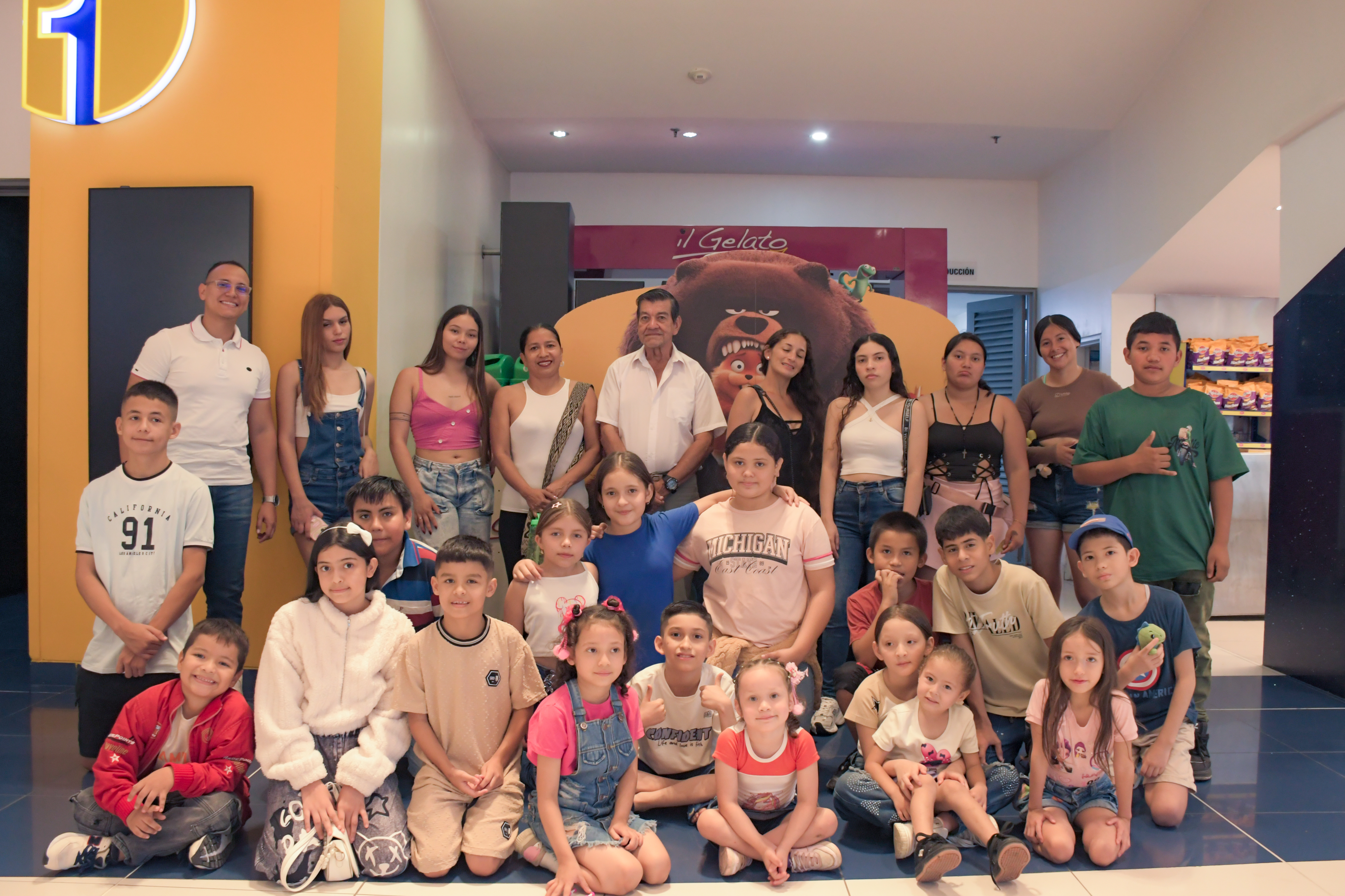 Una mañana de esperanza: llevamos a cine a los niños del barrio El Oasis
